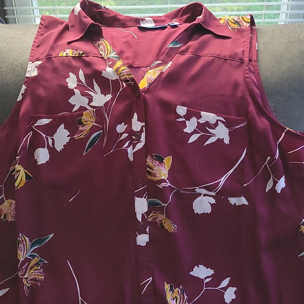 EUC XL Women's sleeveless, maroon, floral blouse.
